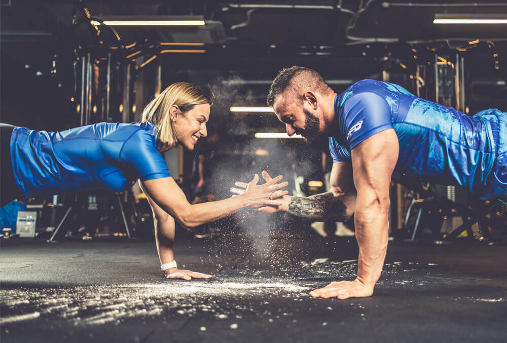Mann und Frau im Fitnessstudio 