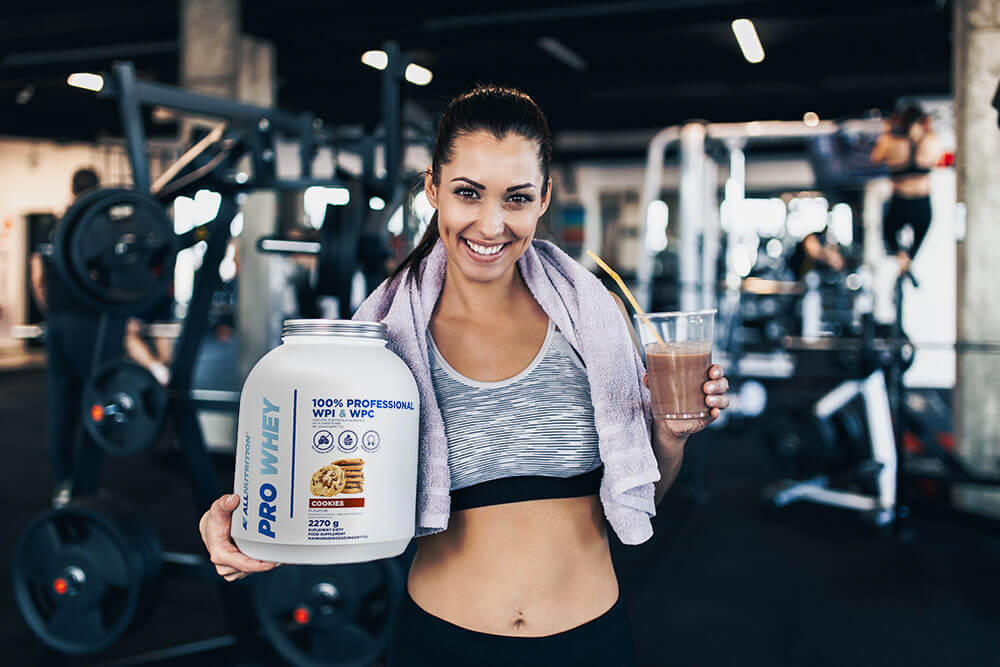 Frau mit Eiweißergänzung