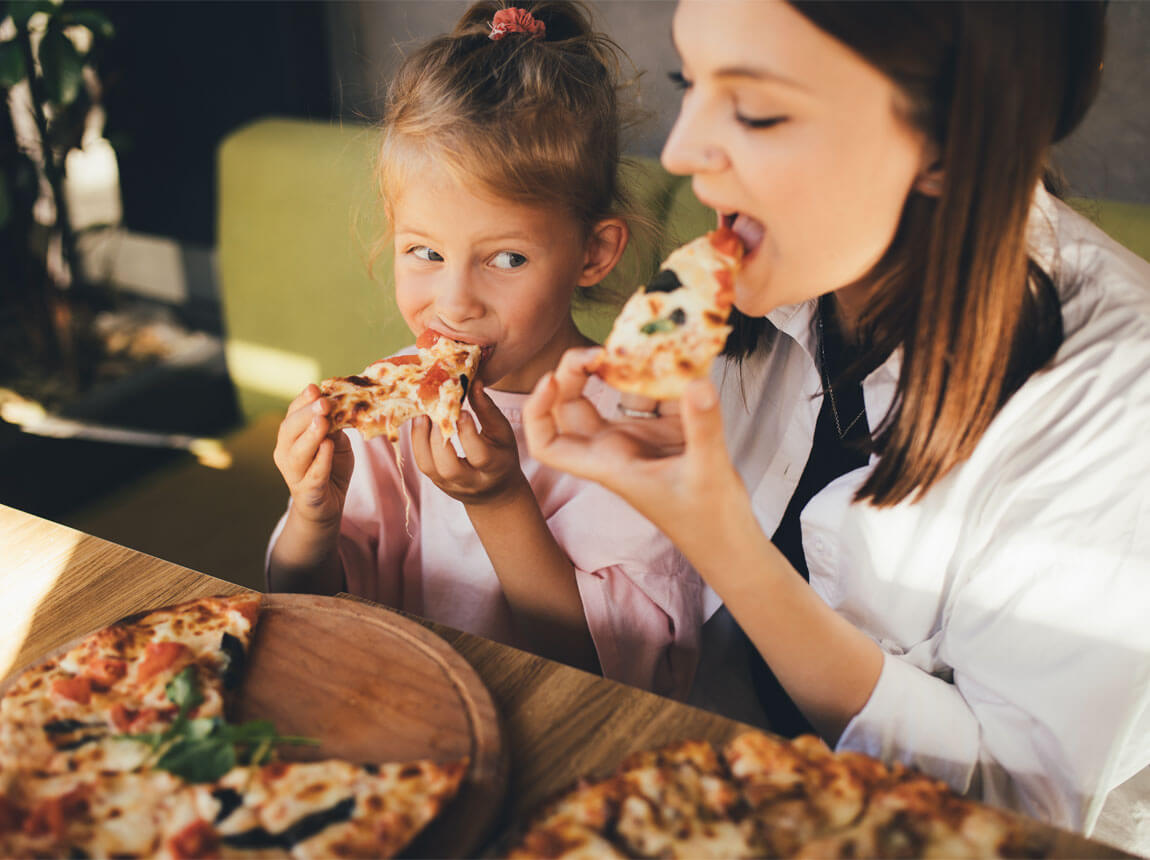 Frau mit Kind – Pizza 