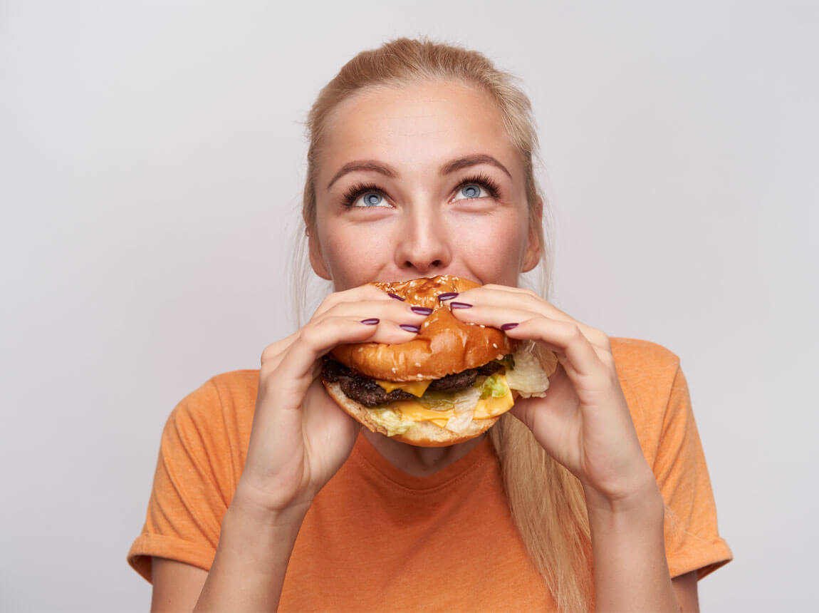 Frau mit Hamburger 