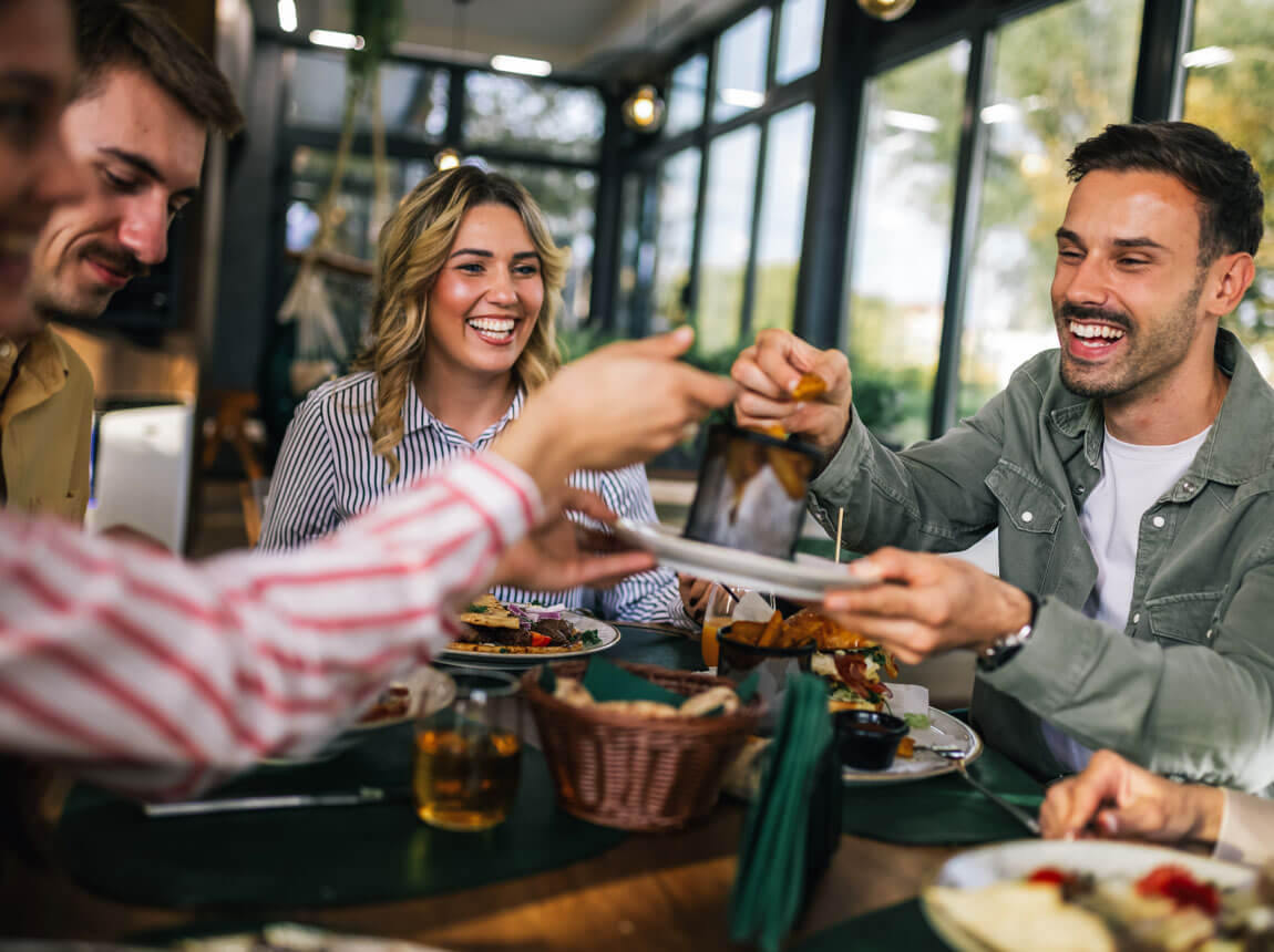 Freunde treffen, gemeinsam essen, leckeres Essen 