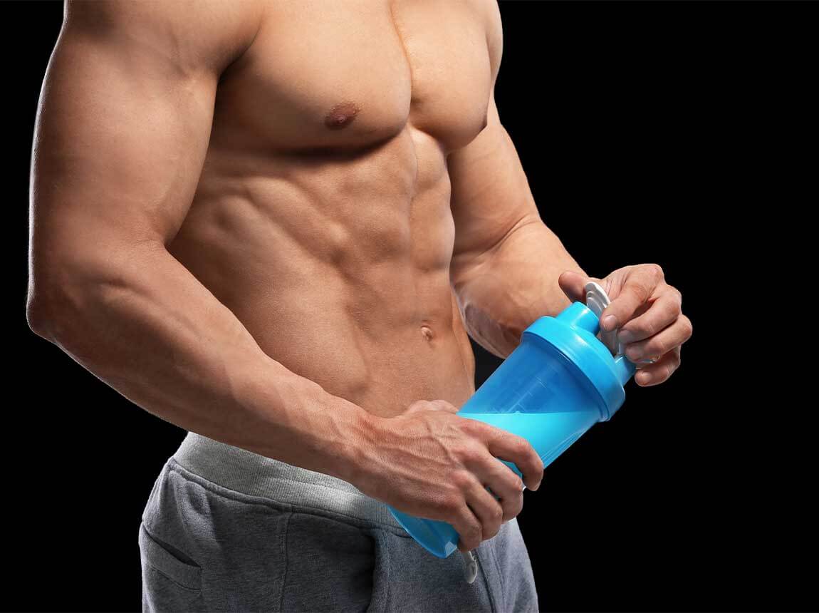 ein Mann mit einem Protein-Shake