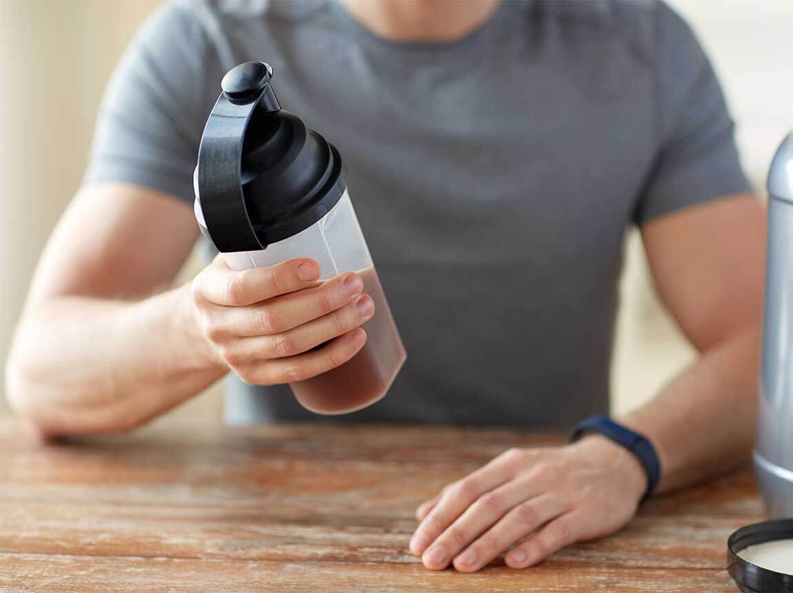 ein Mann mit einem Proteinpr&auml;parat 