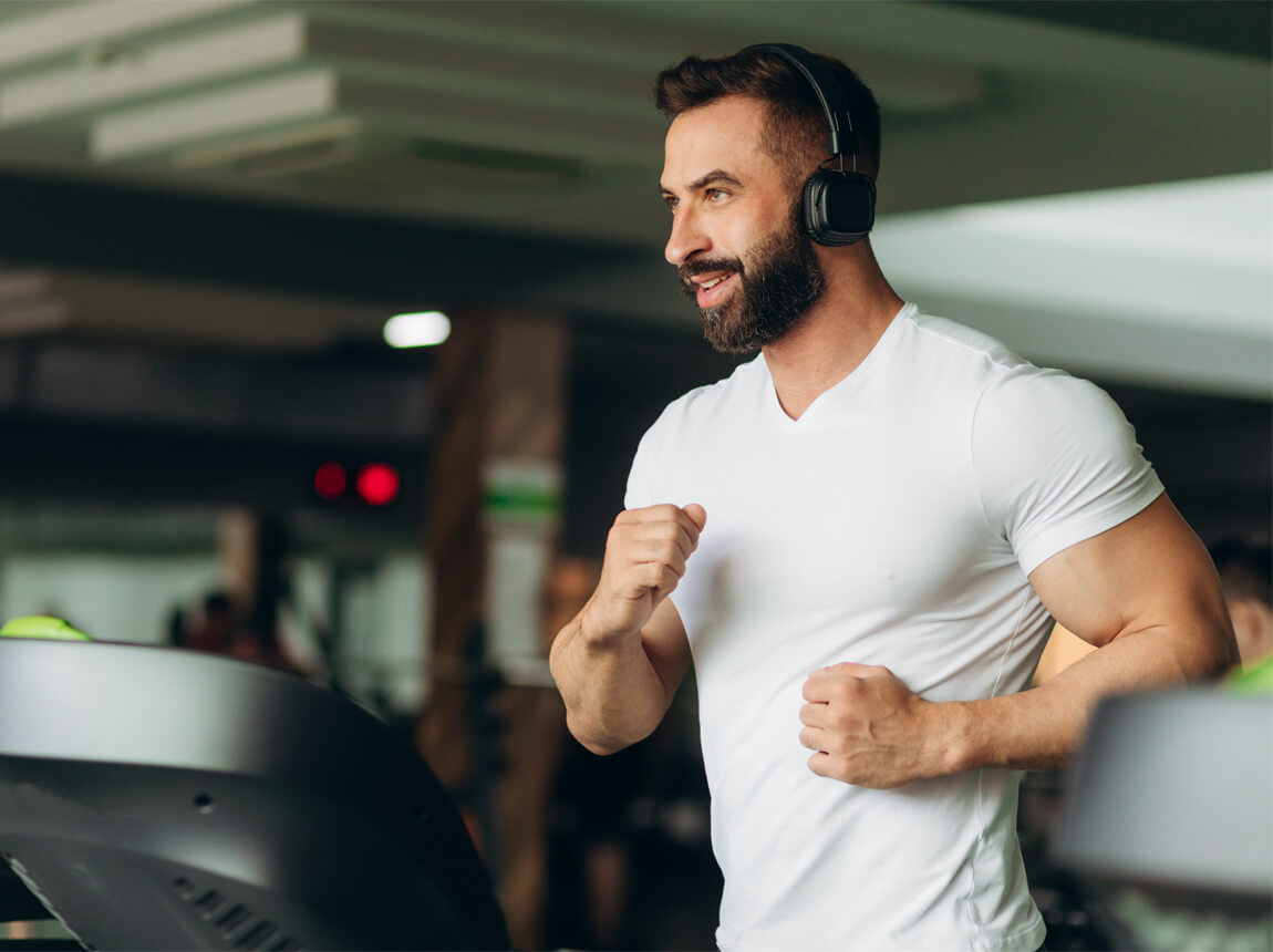 Mann auf einem Laufband 