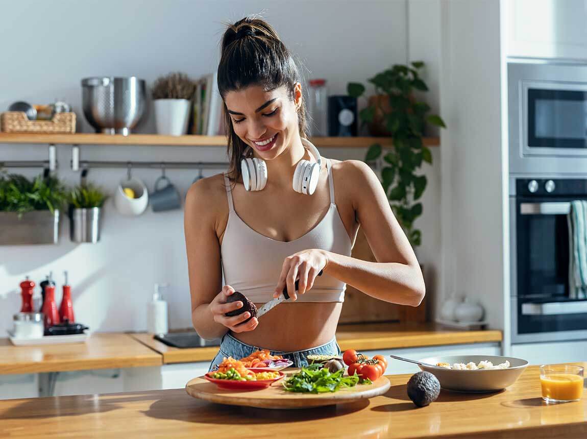 Eine Frau in der K&uuml;che &ndash; entz&uuml;ndungshemmende Ern&auml;hrung