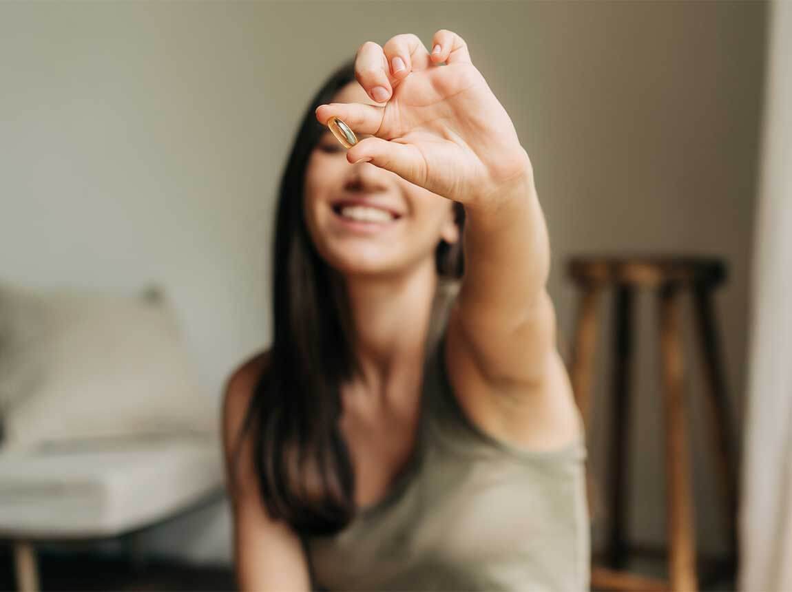 Frau mit Omega-3-Kapseln