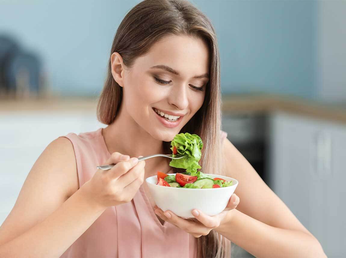 eine Frau mit einem Salat