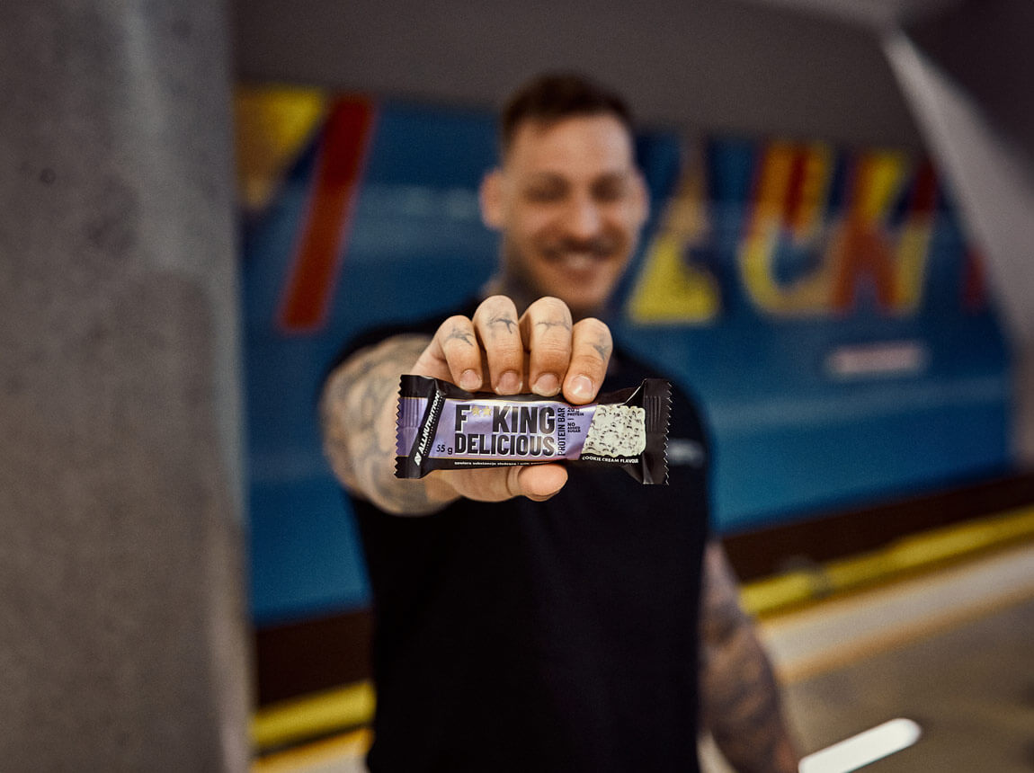 Mann mit Proteinriegel 