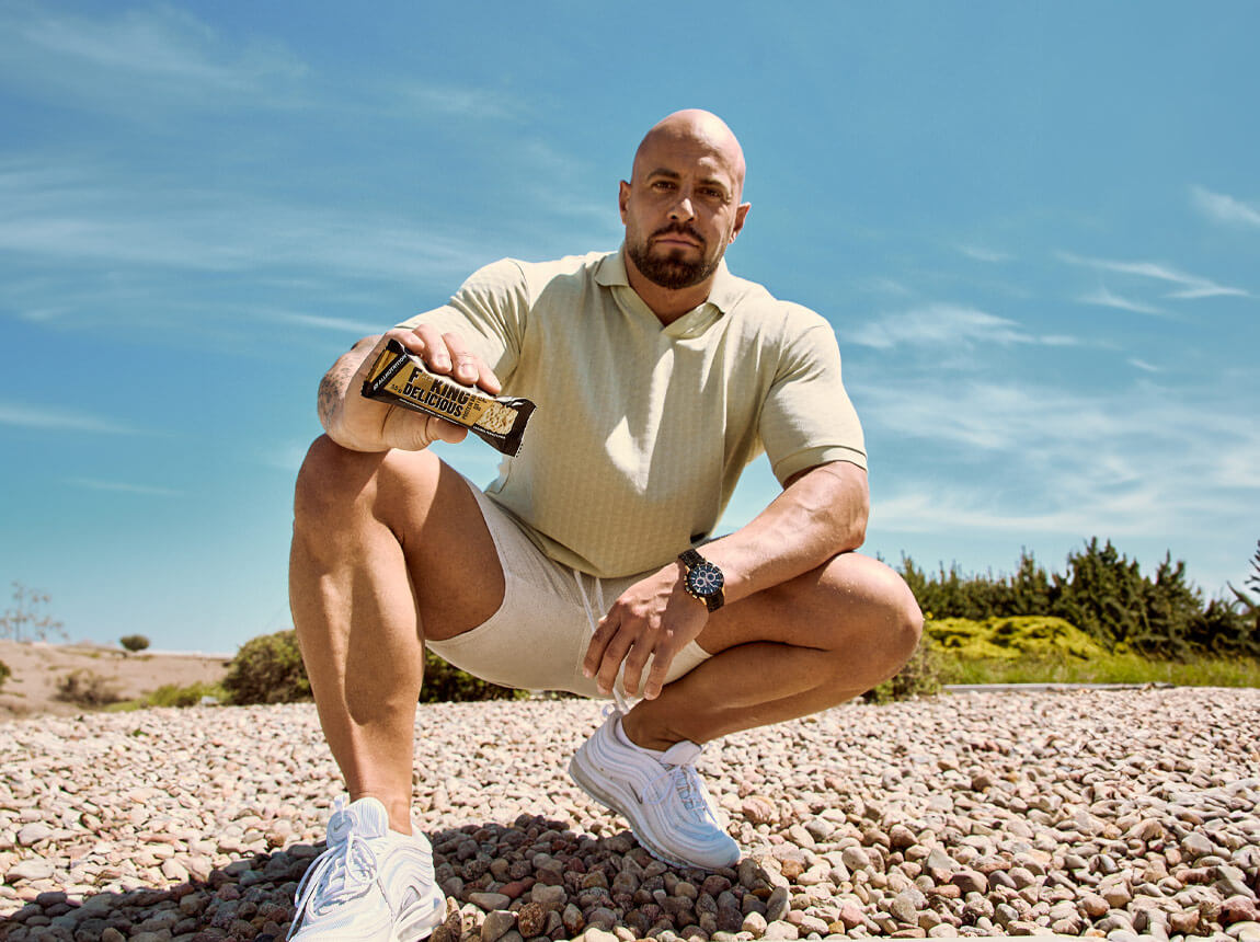 Mann mit Proteinriegel 