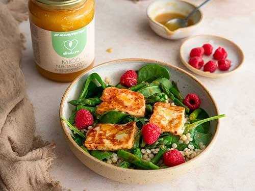 Rezept für einen Frühlingssalat mit Spargel, Halloumi und Himbeeren