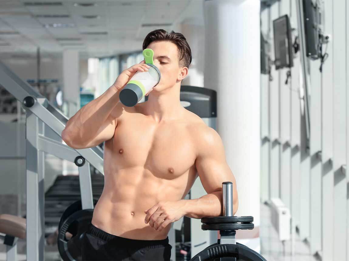 ein Mann mit einem Protein-Shake